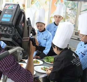 Food stylist được HTV ghi hình tại trường Trung cấp Việt Giao