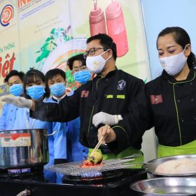 Sinh viên Việt Giao khám phá ẩm thực truyền thống cùng Hoa Hồi Vàng